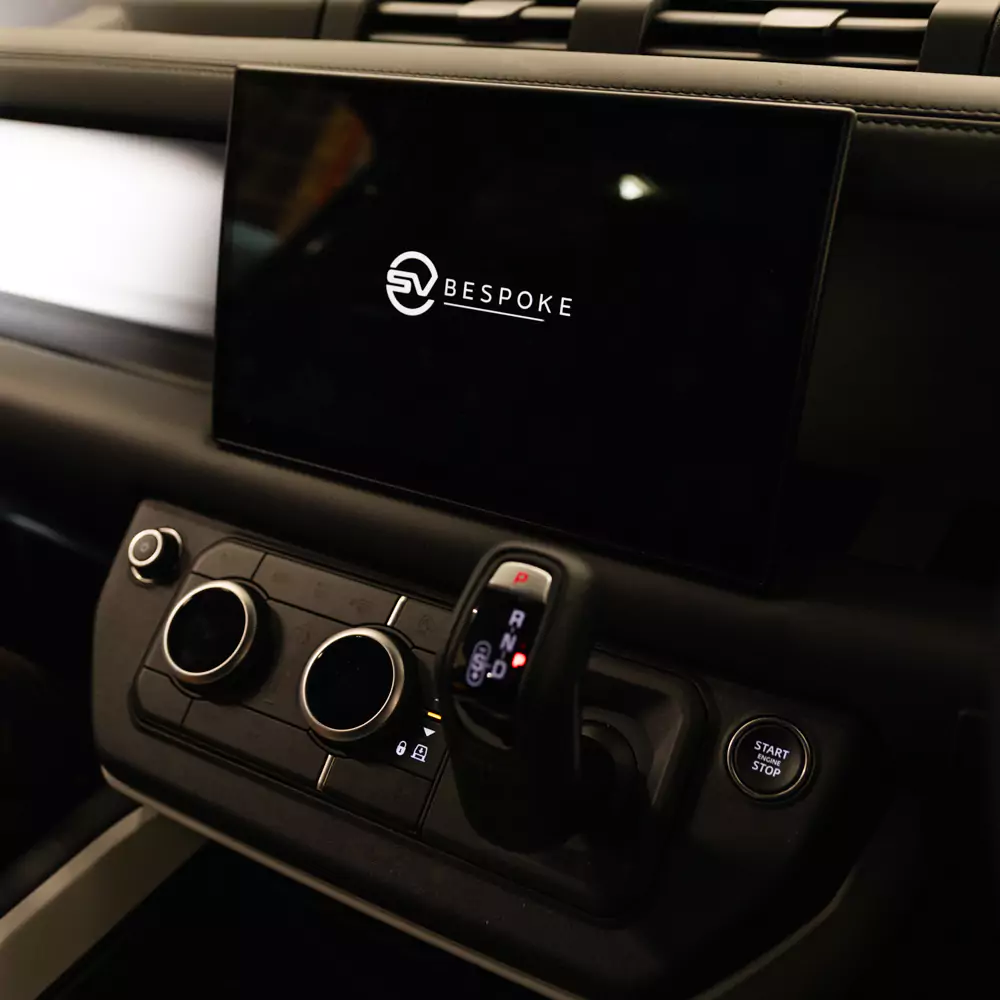 SV logo displaying on land rover front screen